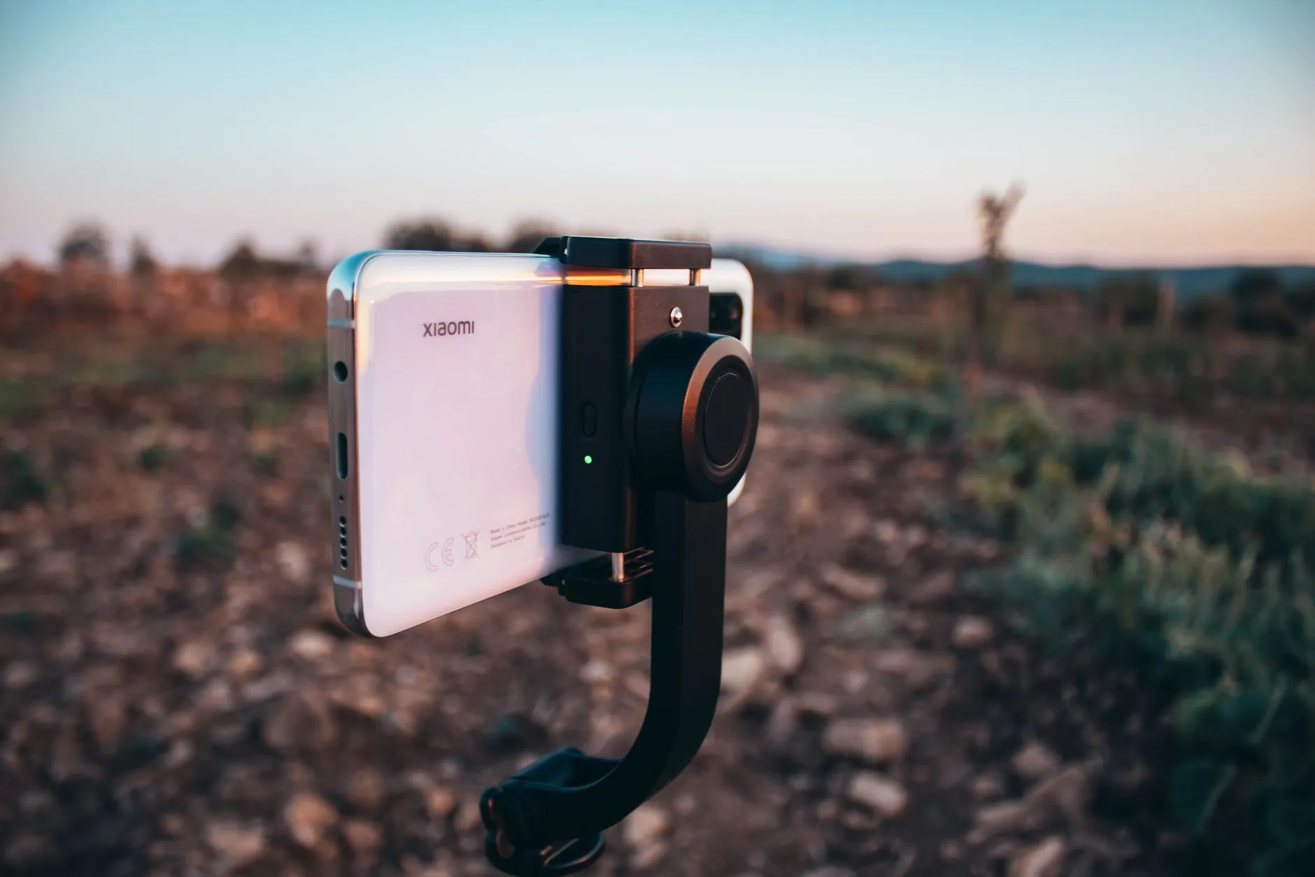 手机稳定器与手持云台在短视频拍摄中的核心功能差异解析正文配图 1