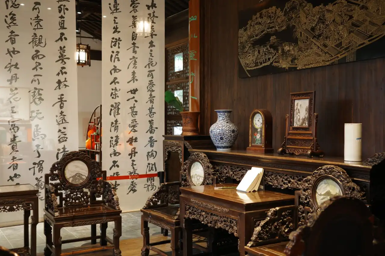 自拍杆、三脚架与补光灯搭配方案：短视频创作者如何选择拍摄辅助设备